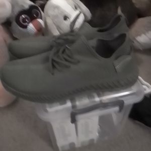 Women's tennis shoes